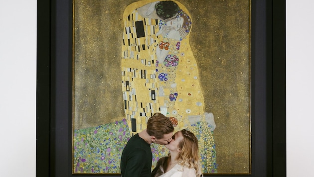 Bussi, bussi unter dem Klimt-Gemälde (Bild: Ivory Rose Photography)