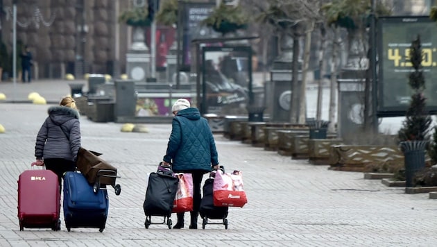 Şubat 2022'de Ukrayna'da savaş patlak verdi ve çok sayıda insan kaçtı. (Bild: AFP)