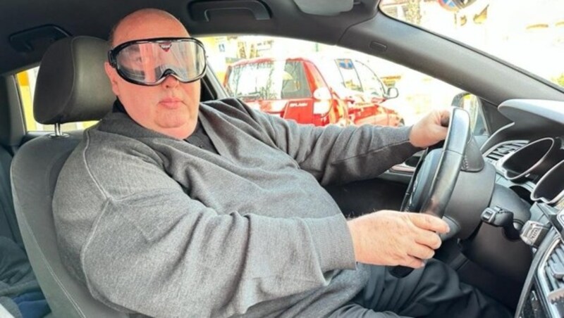 Pfarrer Franz Brei beim Rauschbrille-Test. (Bild: Schulter Christian)