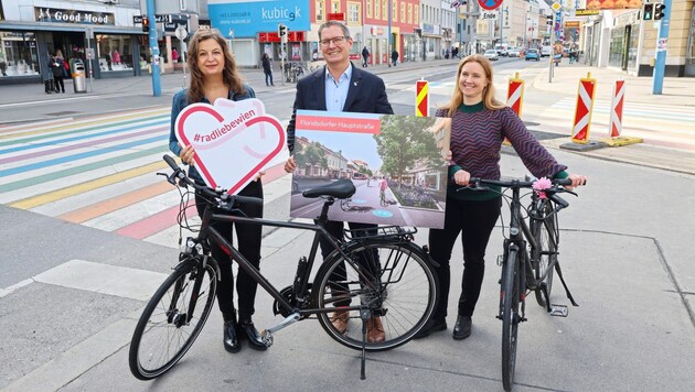 Verkehrsstadträtin Ulli Sima, Floridsdorfs Bezirksvorsteher Georg Papai (beide SPÖ) mit Neos-Mobilitätssprecherin Angelika Pipal-Leixner (von links nach rechts) bei der Präsentation der Radwegoffensive für den 21. Bezirk (Bild: Zwefo)