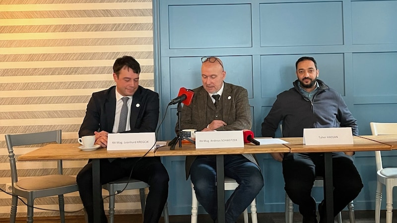 Die Anwälte Leonhard Kregcjk (li.) und Andreas Schweitzer (mi.) mit dem Obmann von Rahma Austria (re.). (Bild: Sophie Pratschner)