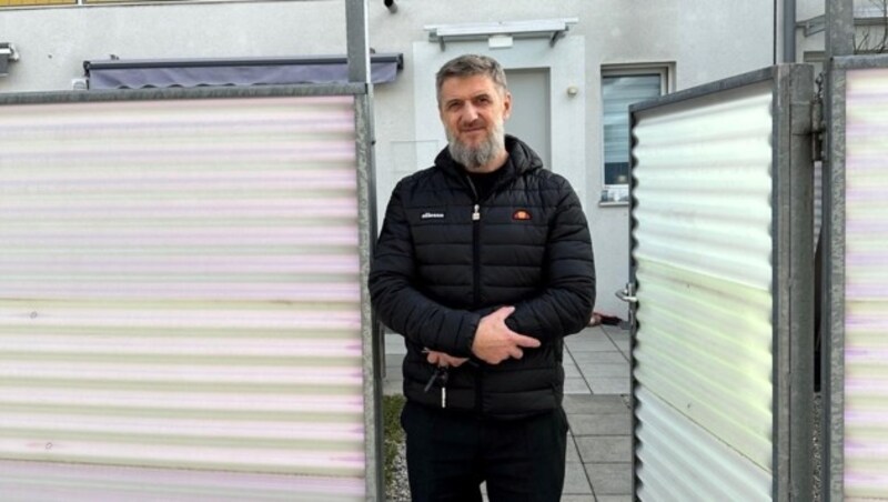 Muhamed Halilovic kämpft mit Wasser im Kellerabteil (Bild: Valentin Snobe)