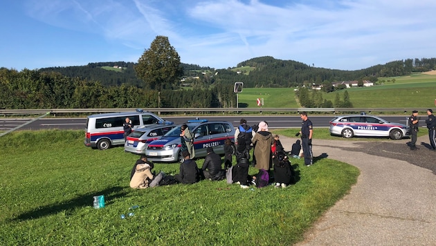 Bei einem Bauernhof bei Zwettl an der Rodl endete im vergangenen Oktober für 32 Flüchtlinge und ihren Fahrer die Reise. (Bild: Christoph Gantner)