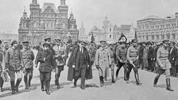 Ein Bild aus 1919: Lenin (Mitte) auf dem Roten Platz. Die steirischen Kommunisten gedenken seines Todestages. (Bild: Wikipedia)