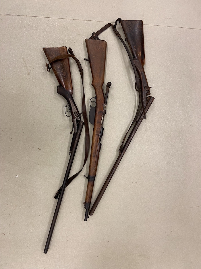 Auch Waffen wurden sichergestellt.