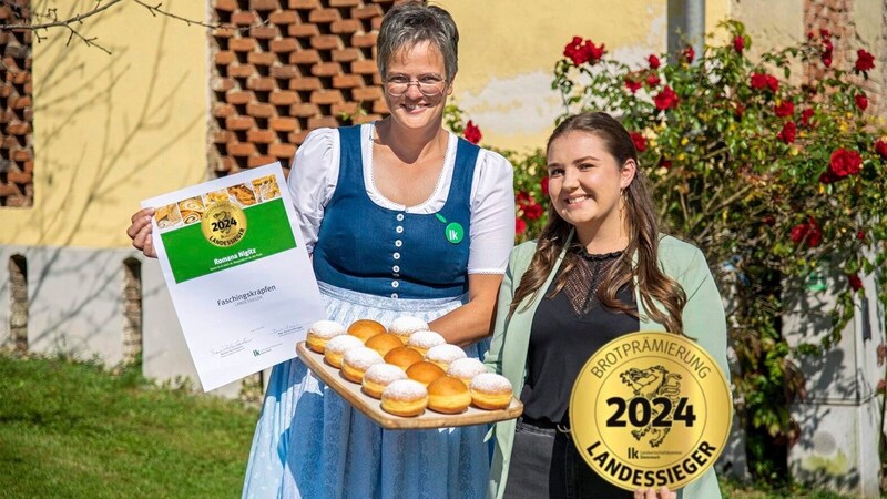 Von Landesbäuerin Viktoria Brandner (l.) erhielt Romana Nigitz die Urkunde und darf sich nun offiziell steirische „Krapfenkaiserin“ nennen. (Bild: Franz Suppan)