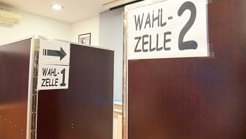 Voting booths for casting votes are available in more than 2500 polling stations across the country. (Bild: P. Huber)