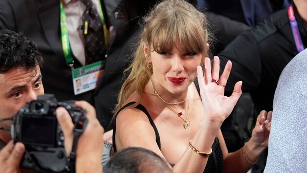 Taylor Swift - pictured here at the Super Bowl in February - celebrated a party with her crew in London following the cancellation of her concerts in Vienna. (Bild: Harry How/Getty Images/AFP)