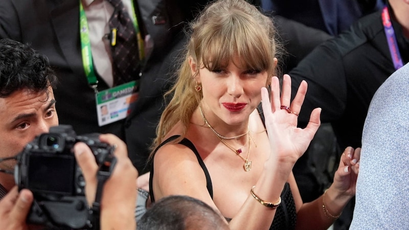 Taylor Swift – hier auf einem Foto, das sie im Februar beim Super Bowl zeigt – feierte nach den Absagen ihrer Konzerte in Wien jetzt eine Party mit ihrer Crew in London. (Bild: Harry How/Getty Images/AFP)