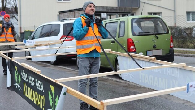 A klímavédelmi aktivisták "terepjárókkal" utaztak Innsbruckon keresztül. (Bild: Moritz Holzinger, Krone KREATIV)