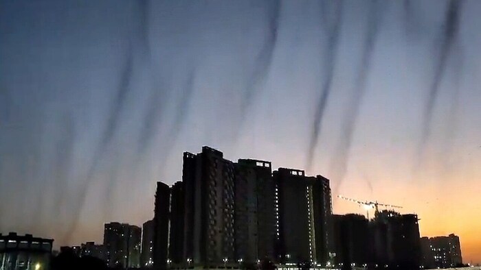Stechmücken-Wirbelwinde: Anwohner filmt merkwürdige Moskito-Tornados.