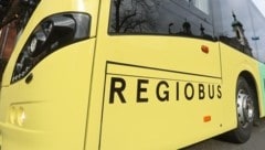 In Telfs krachten ein Regiobus (Symbolbild) und ein Auto zusammen.