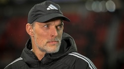 Bayern-Coach Thomas Tuchel muss sich erneut kritische Worte gefallen lassen. (Bild: APA/AFP/SASCHA SCHUERMANN)