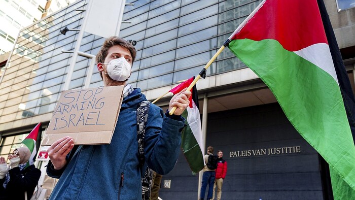 Lahey'deki mahkeme binası önünde İsrail'e silah sevkiyatına karşı protesto
