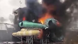 Explosion im Außenbereich der Wasserrutsche (Bild: twitter.com Krone KREATIV,)
