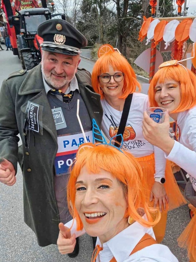 Zeigt Humor in Hinblick auf die bald kommenden Parkgebühren am Schöckl-Kreuz: St. Radegunds Bürgermeister Hannes Kogler als „Park-Polizei“. Am Bild mit den „Holy Aperolys“. (Bild: zVg)