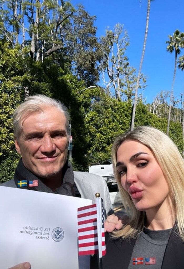 Dolph Lundgren und Emma Krokdal zeigen ihre Urkunde.