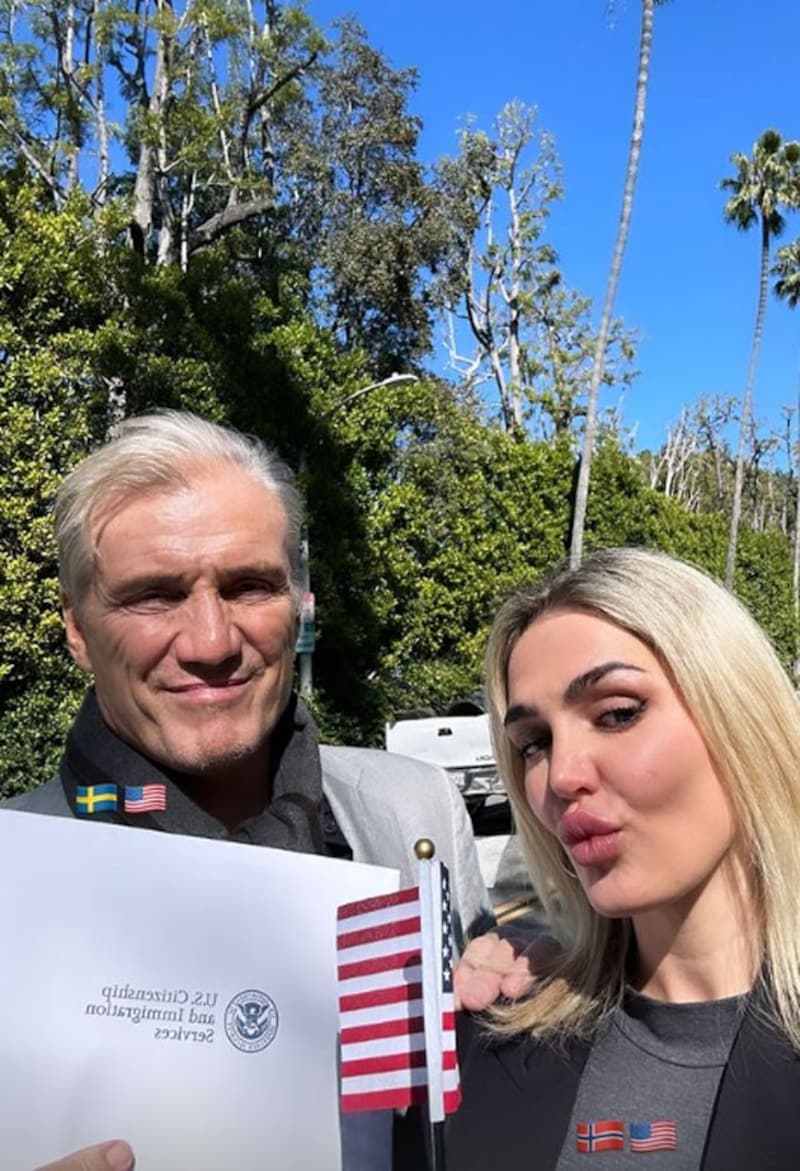 Dolph Lundgren und Emma Krokdal zeigen ihre Urkunde. (Bild: www.instagram.com/emmakrokdal)