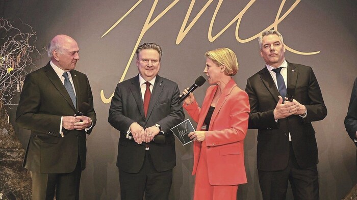 Sprenger führte durch die Zeremonie, bei der etwa Erwin Pröll, Michael Ludwig und Karl Nehammer ...