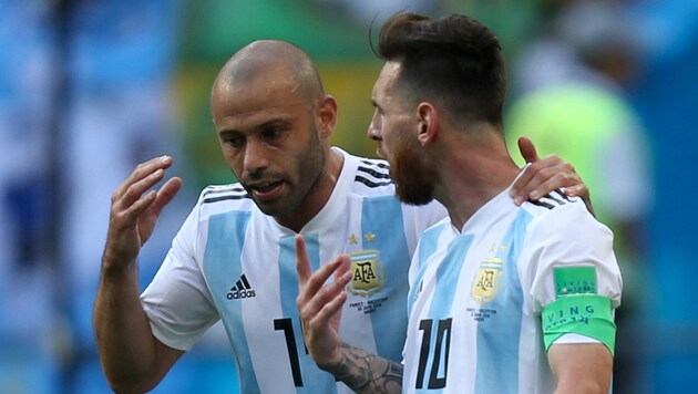 Javier Mascherano (l.) will Lionel Messi (r.) in seinem Team sehen. (Bild: APA/AFP/Roman Kruchinin)