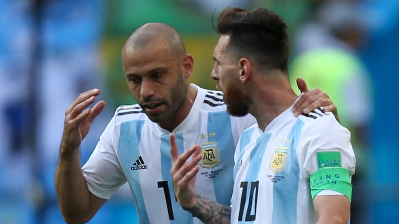 Javier Mascherano (l.) und Lionel Messi (r.) (Bild: APA/AFP/Roman Kruchinin)