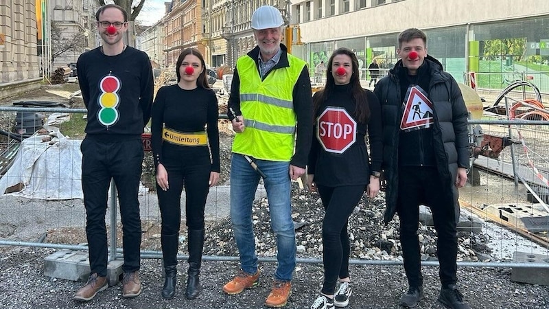 „Günter der Baumeister“: Der Grazer ÖVP-Stadtrat und sein Team haben ihre Verkleidung der Mega-Baustelle in der Innenstadt gewidmet (Bild: zVg)