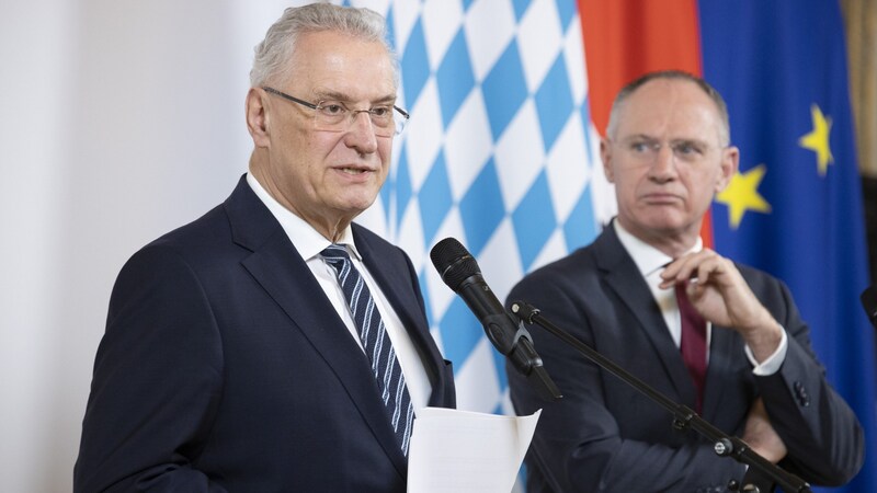 Joachim Herrmann, der bayrische Staatsminister für Inneres, bei einem Treffen mit seinem österreichischen Amtskollegen Gerhard Karner (Bild: APA/TOBIAS STEINMAURER)