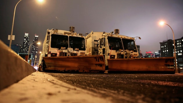 Improvised snow plows in the heart of the "Big Apple" (Bild: ASSOCIATED PRESS)