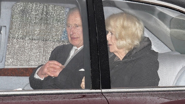 Seit Bekanntwerden der Krebsdiagnose des britischen Königs Charles III. verfolgen britische Medien jeden Schritt des Monarchen . (Bild: Jordan Pettitt / PA / picturedesk.com)