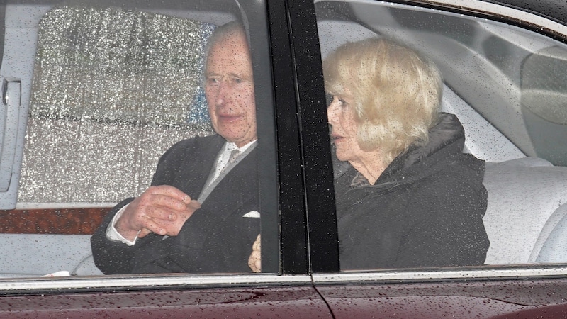 König Charles und Königin Camilla wollten am Tag von Harrys Besuch nur noch raus aus London. (Bild: Jordan Pettitt / PA / picturedesk.com)