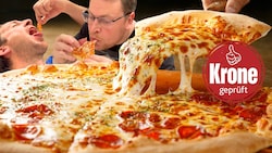 Die „Krone“-Gourmets Harald Dworak und Peter Wiesmeyer riefen zum großen Tiefkühlpizza-Test. (Bild: Dworak/Wiesmeyer, stock.adobe.com, Krone KREATIV)