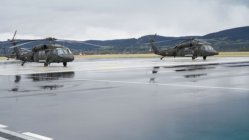 Zwei Black-Hawk-Hubschrauber des Fliegerhorsts Brumowski in Langenlebarn (Bild: HBF/Gunter Pusch)