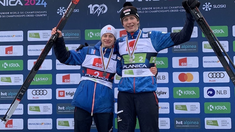 Jonas Fischbacher (19, l.) holte gemeinsam mit Walcher Silber im Teambewerb der Nordischen Kombination bei der Junioren-WM. (Bild: Ski Austira)