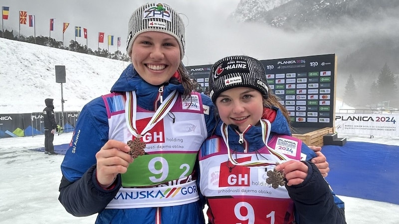 Laura Pletz (18, l.) eroberte im Duett mit der Tirolerin Anna-Sophie Gredler Bronze im Damen-Teambewerb der Nordischen Kombination bei der Junioren-WM. (Bild: Ski Austria)