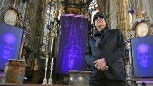 Gottfried Helnwein im Wiener Stephansdom mit seinen violetten Totenschädeln und dem verkehrt aufgehängten Turiner Grabtuch. (Bild: HANS KLAUS TECHT / APA / picturedesk.com)