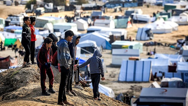 Obóz namiotowy w Rafah (Bild: APA/AFP/Mahmud Hams)