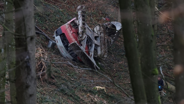 The helpers were called to a wooded area, the worker was trapped and fatally injured. (Bild: Lauber/laumat.at Matthias)