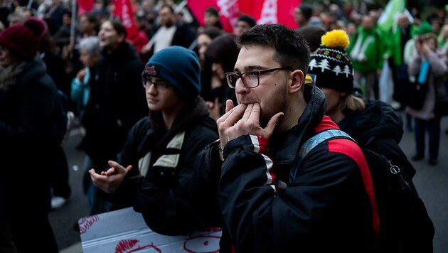 A tiltakozások a magyar elnök lemondása után is folytatódnak. (Bild: AP)