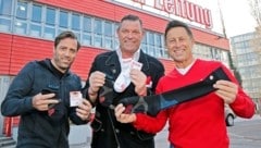 Ein Bild aus besseren Tagen: Neuro-Socks-Gründer Wolfgang Cyrol (Mitte) mit Ex-Skirennfahrer Hans Enn (re.) 2019 zu Besuch in der „Krone“. (Bild: Klemens Groh)