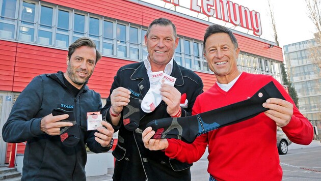 A picture from better days: Neuro-Socks founder Wolfgang Cyrol (center) with former ski racer Hans Enn (right) visiting the "Krone" in 2019. (Bild: Klemens Groh)