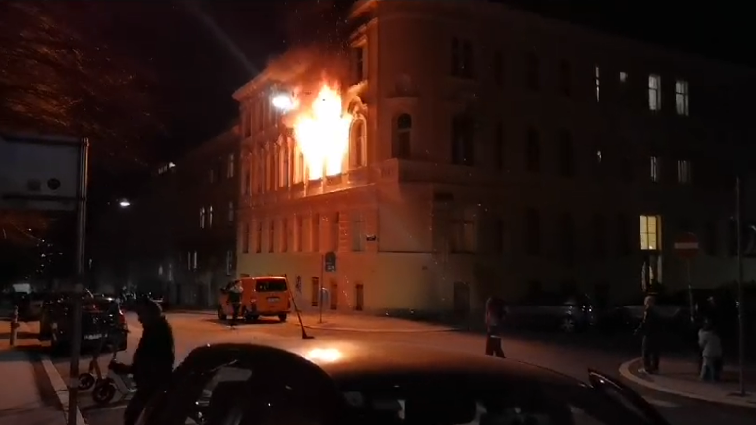 Meidling'de büyük operasyon - bir daire yanıyor. (Bild: zVg)