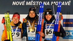 Janina Hettich-Walz, Lisa Vittozzi und Julia Simon (von li. nach re.) (Bild: AP)
