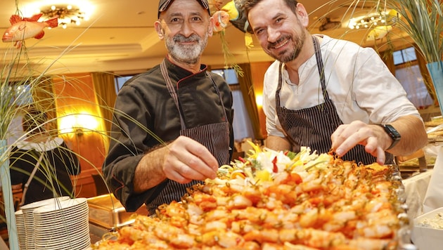 Senay Özdemir (li.) und Küchenchef Adis Balic (re.) sind seit Jahren ein eingespieltes Team hinter den Kulissen des Heringsschmauses. (Bild: Tschepp Markus)