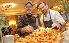 Senay Özdemir (li.) und Küchenchef Adis Balic (re.) sind seit Jahren ein eingespieltes Team hinter den Kulissen des Heringsschmauses. (Bild: Tschepp Markus)