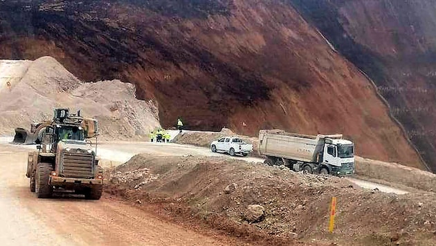 V Turecku se po sesuvu půdy ve zlatém dole pohřešuje několik dělníků. (Bild: AFP)
