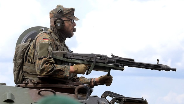 Strzelec maszynowy Bundeswehry podczas ćwiczeń na Litwie (Bild: APA/AFP/PETRAS MALUKAS)