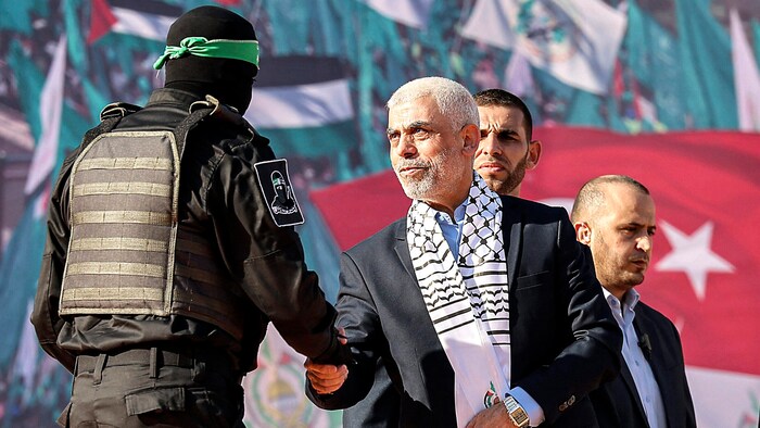 Archivbild aus dem Jahr 2022: Hamas-Anführer Jihia al-Sinwar gratuliert einem Kämpfer der ...