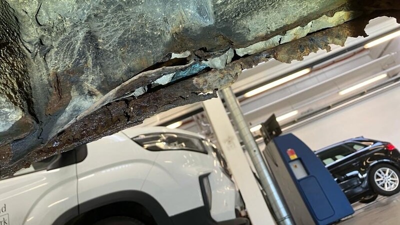 Mehr als 30 Mängel wurden bei dem Lkw festgestellt. (Bild: LPD STMK)
