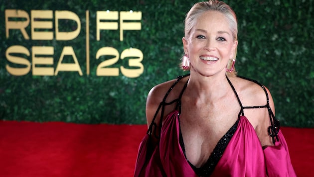 Sharon Stone beklagte sich jetzt, dass es ziemlich hart ist, reich und berühmt zu sein. (Bild: APA/AFP/Red Sea Film Festival/PATRICK BAZ)