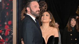 Zum letzten Mal zeigten sich Ben Affleck und Jennifer Lopez im Februar gemeinsam am roten Teppich. Seit sieben Wochen wurden sie gar nicht mehr gemeinsam gesehen. Ist die Ehe des Traumpaares etwa am Ende? (Bild: APA/AFP/Robyn Beck)